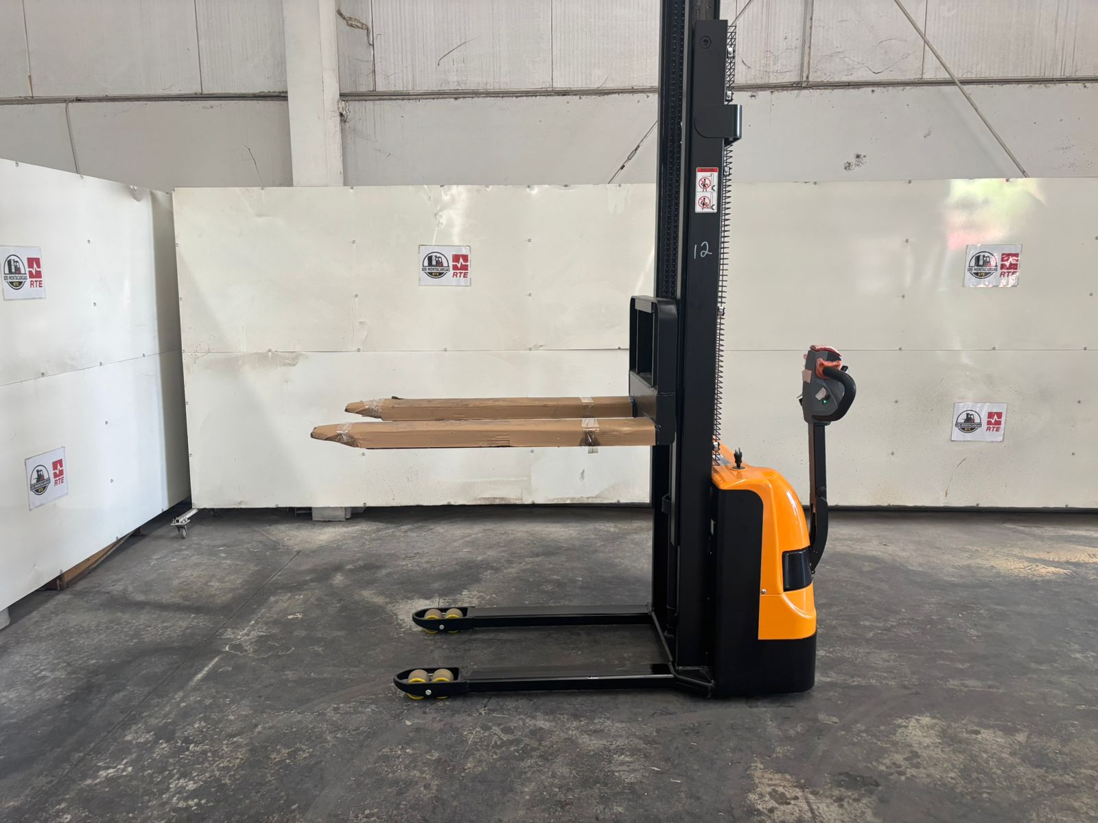 Apilador Eléctrico HANDO 3500 LB CL15J Eléctrico Nuevo