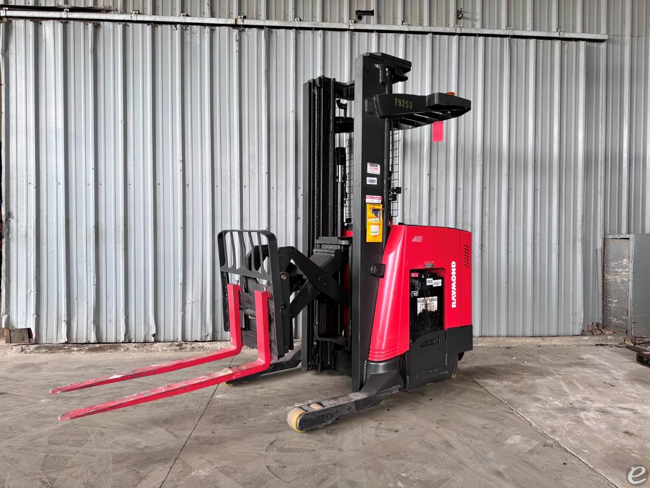 Montacargas Hombre Parado Raymond 4500 LB Eléctrico (8 Metros) Usado